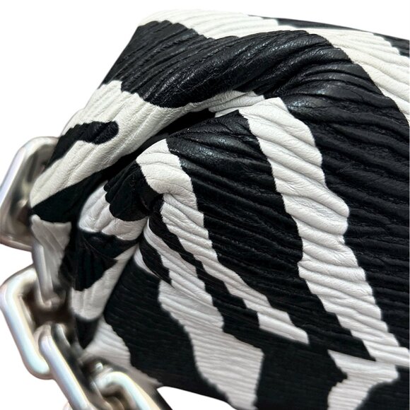 Bottega Veneta The Zebra Print Chain Pouch - Picture 6 of 14